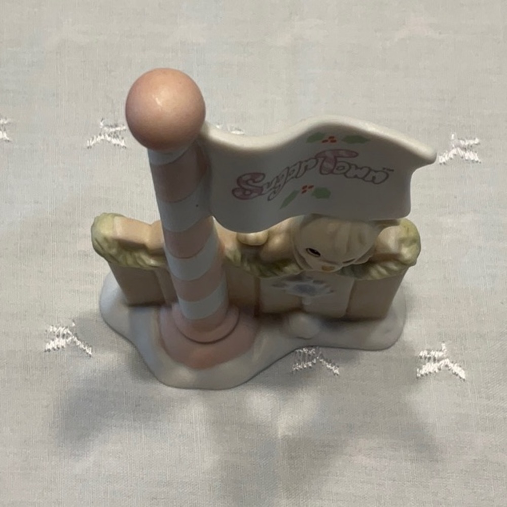 Precious Moments Porcelain Figurine Sugar Town Flag Pole - Picture 4 of 4